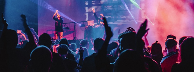 铁粉聚集地球迷社区内用户热烈讨论体育赛事的场景